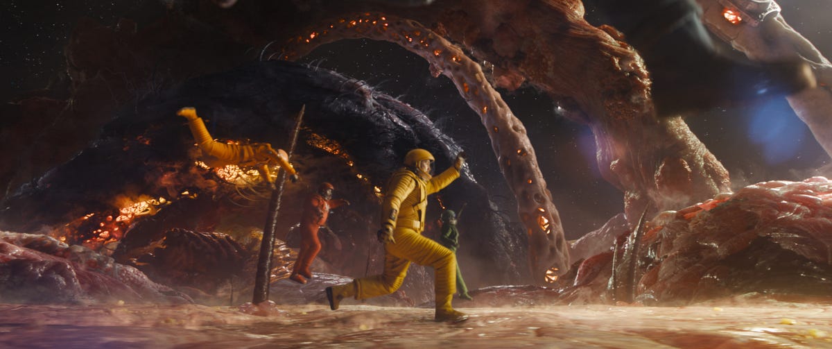 La bande-annonce du Super Bowl des " Gardiens de la Galaxie Vol. 3 " laisse entrevoir l'horrible origine de Rocket. 3 Les personnages sortent dans l'espace en combinaisons spatiales colorées dans Les Gardiens de la Galaxie Vol. 3