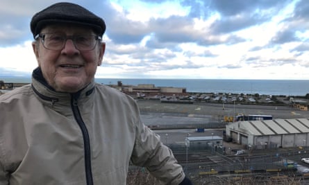 « Les Britanniques souffrent, mais pour nous, c'est l'heure du boom » : comment le Brexit a stimulé les ports français et irlandais | Brexit 1 Colm Lambert, un douanier à la retraite, surplombant Rosslare.