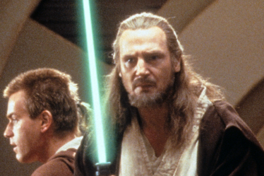 Liam Neeson dit que "Star Wars" souffre de "tant de spin-offs" : "Cela a enlevé le mystère et la magie". - 8