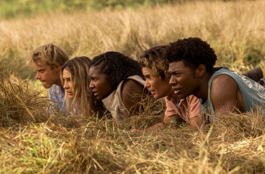 Outer Banks: Le comté de Kildare Island est-il un lieu réel ? 3 Outer Banks. (de gauche à droite) Rudy Pankow dans le rôle de JJ, Madelyn Cline dans le rôle de Sarah Cameron, Carlacia Grant dans le rôle de Cleo, Chase Stokes dans le rôle de John B, Jonathan Daviss dans le rôle de Pope dans l'épisode 301 de Outer Banks. Cr. Jackson Lee Davis/Netflix © 2022