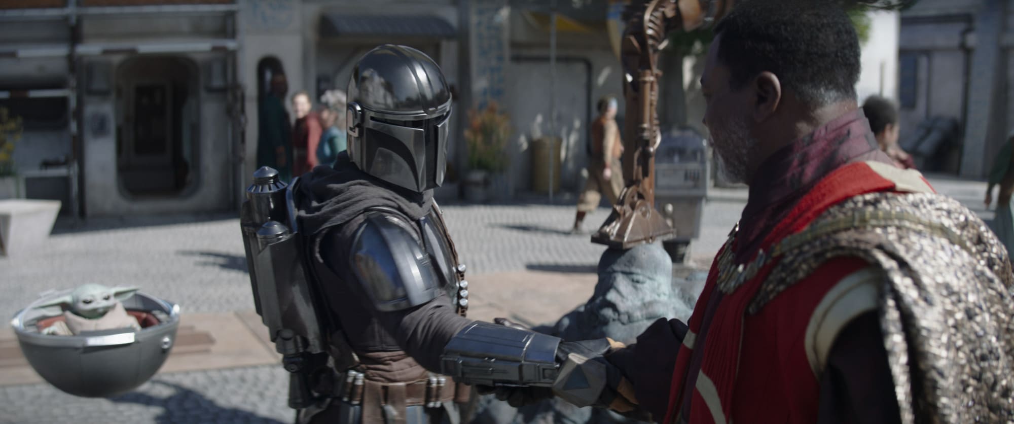 Pedro Pascal "ne voit rien" dans son armure mandalorienne 2 Pedro Pascal "ne voit rien" dans son armure mandalorienne - 1