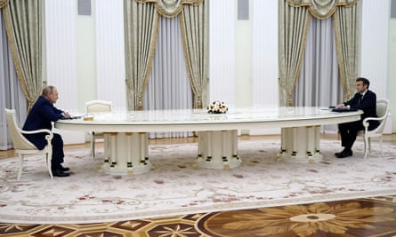Le président français Emmanuel Macron (à droite) rencontre le président russe Vladimir Poutine (à gauche) à Moscou le 7 février 2022