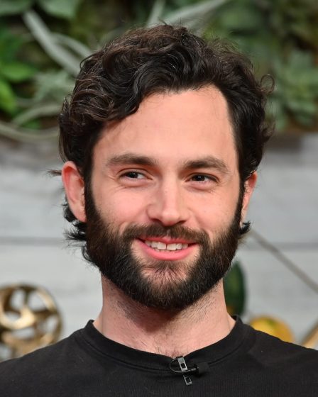 Valeur nette de Penn Badgley (et 5 choses que vous ne saviez pas sur la star de You) 26 Valeur nette de Penn Badgley (et 5 choses que vous ne saviez pas sur la star de You) - 25