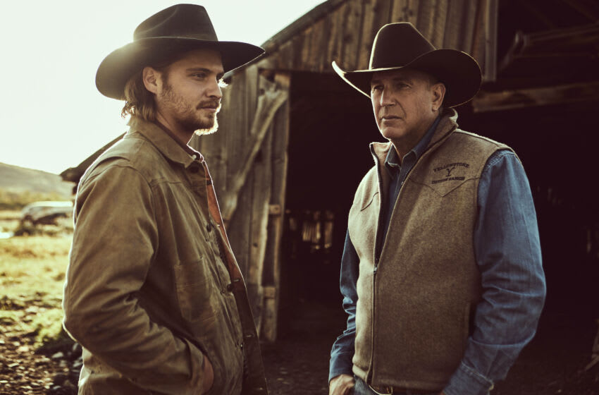 WiC Weekly : 5-11 février 3 John Dutton (R- Kevin Costner) remet les rênes du Ranch à son plus jeune fils Kayce (L-Luke Grimes) Saison 2 de