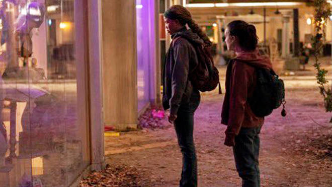 Ellie et Riley devant Victoria's Secret dans The Last of Us
