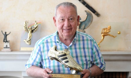 Avis de décès de Just Fontaine | Football 2 Just Fontaine avec son prix Golden Boot pour avoir été le meilleur buteur de la Coupe du monde 1958, au cours de laquelle il a marqué un record de 13 buts.