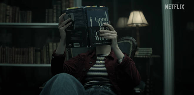 Votre théorie de la saison 4 suggère que Joe hallucine tout et que Love est toujours vivant 4 Love Quinn est vue en train de lire le livre de Rhys Montrose dans You saison 4 partie 2
