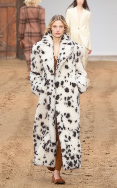 'Mes vêtements n'ont rien tué' : Stella McCartney le dit avec des chevaux sur le podium de Paris | Stella McCartney 2 Un mannequin en manteau imprimé dalmatien