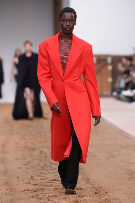 'Mes vêtements n'ont rien tué' : Stella McCartney le dit avec des chevaux sur le podium de Paris | Stella McCartney 3 Un mannequin en manteau rouge
