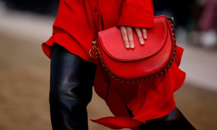 'Mes vêtements n'ont rien tué' : Stella McCartney le dit avec des chevaux sur le podium de Paris | Stella McCartney 4 Sac et bottes vegan