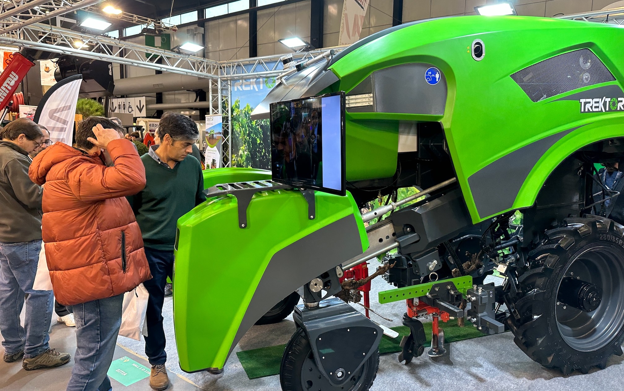 Trektor, robot hybride (batteries chargées par moteur diesel), polyvalent (vignoble, gazebo, horticulture), capable d'utiliser les outils du parc, rentable et pratique pour tous (Photo : R. Lecoq)