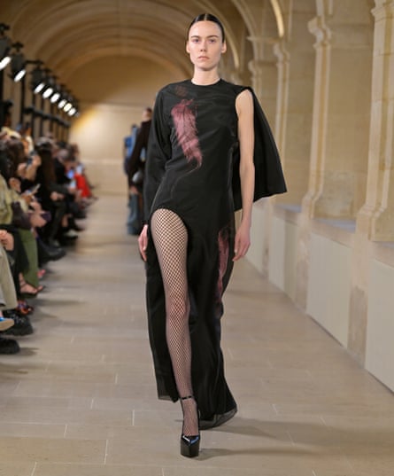 un mannequin chez Victoria Beckham prêt à porter automne 2023.