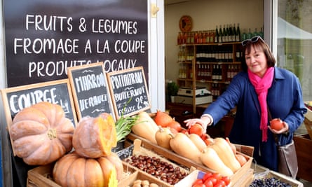"C'est bien plus que de la nourriture" : le régime méditerranéen fait partie d'un mode de vie à part entière | Nourriture 2 Debora Robertson fait ses courses chez un primeur à Marseillan