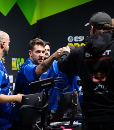 CS:GO pro complète l'embrayage 1 contre 2 avec un couteau tué lors de la saison 17 de l'ESL Pro League 18 CS:GO pro complète l'embrayage 1 contre 2 avec un couteau tué lors de la saison 17 de l'ESL Pro League - 17