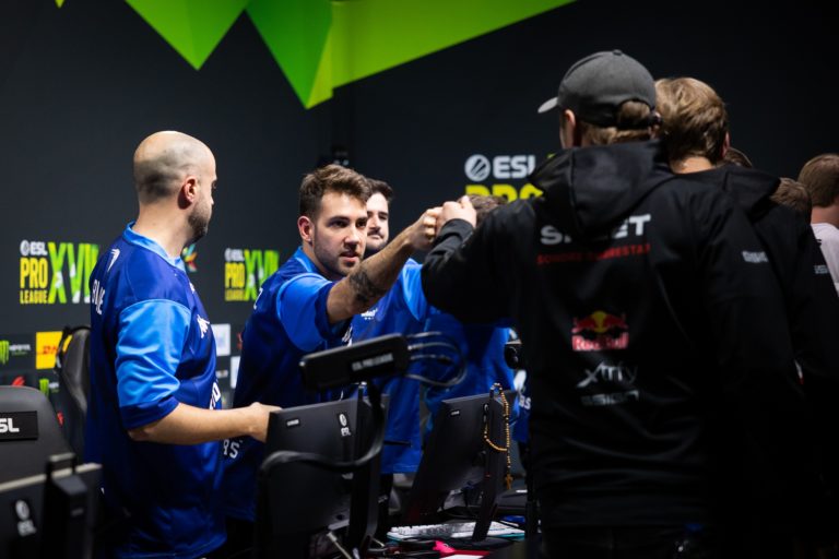 CS:GO pro complète l'embrayage 1 contre 2 avec un couteau tué lors de la saison 17 de l'ESL Pro League 2 CS:GO pro complète l'embrayage 1 contre 2 avec un couteau tué lors de la saison 17 de l'ESL Pro League - 1