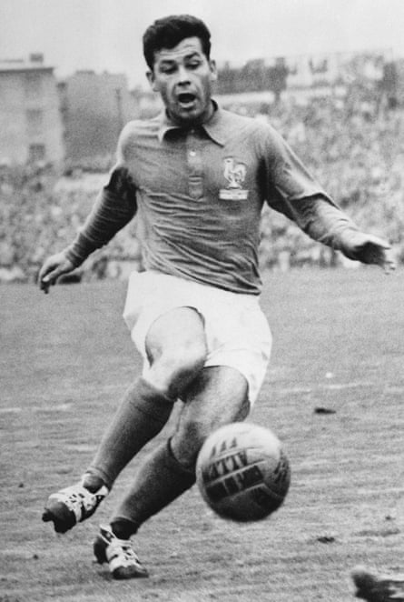 Avis de décès de Just Fontaine | Football 1 Just Fontaine joue pour la France contre la Hongrie en 1957.