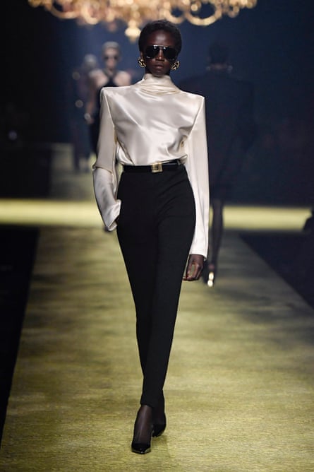 mannequin chez Saint Laurent prêt-à-porter automne-hiver 2023-24 à Paris.