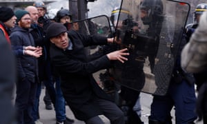 Un manifestant est poussé par la police anti-émeute lors d'une manifestation à Paris dans le cadre de la 10e journée de grèves et de protestations à l'échelle nationale contre les modifications apportées par le gouvernement aux retraites.  Photographie : Gonzalo Fuentes/Reuters