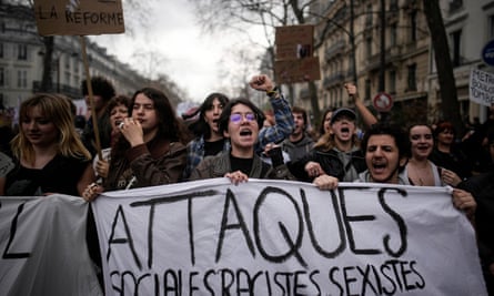 Des centaines de milliers de personnes continuent les grèves et les manifestations en France | France 1 Des manifestants défilent lors d'un rassemblement à Paris, le 23 mars 2023.