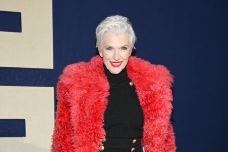 FASHION WEEK A 74 ans, la mère d'Elon Musk, ancien mannequin, bluffe en public avec un maquillage canon 81 FASHION WEEK A 74 ans, la mère d'Elon Musk, ancien mannequin, bluffe en public avec un maquillage canon - 80