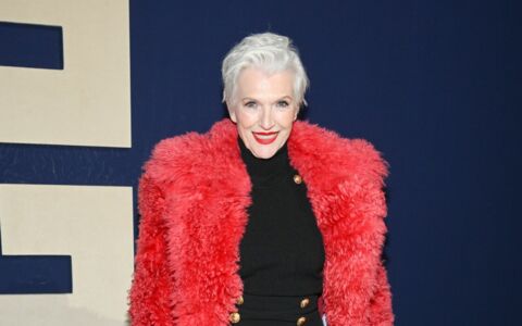 FASHION WEEK A 74 ans, la mère d'Elon Musk, ancien mannequin, bluffe en public avec un maquillage canon 2 FASHION WEEK A 74 ans, la mère d'Elon Musk, ancien mannequin, bluffe en public avec un maquillage canon - 1