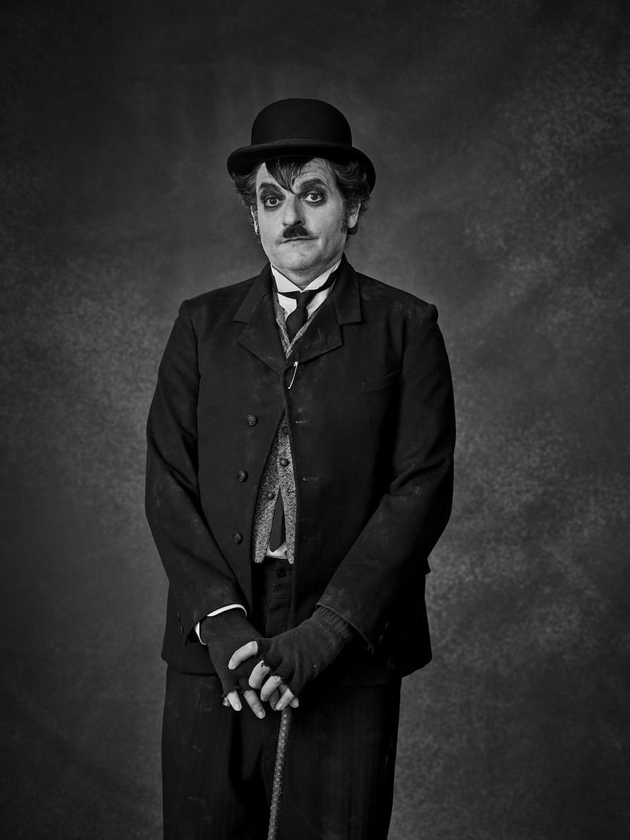 Kev Adams en Mona Lisa, M en Charlie Chaplin… Les personnages fictifs de Sasha Goldberger 2 Kev Adams en Mona Lisa, M en Charlie Chaplin… Les personnages fictifs de Sasha Goldberger - 1