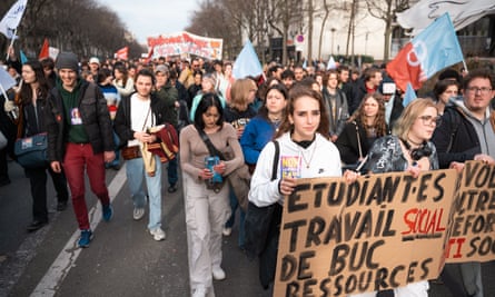 La France se prépare à d'énormes perturbations alors que les travailleurs des transports entament des grèves | France 1 Des étudiants parisiens ont participé à des manifestations contre les retraites le mois dernier.