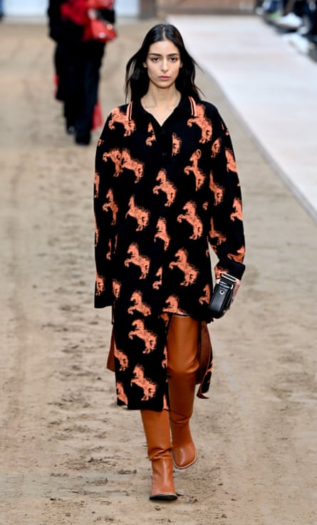 'Mes vêtements n'ont rien tué' : Stella McCartney le dit avec des chevaux sur le podium de Paris | Stella McCartney 1 Un motif de cheval et des bottes en cuir alternatif