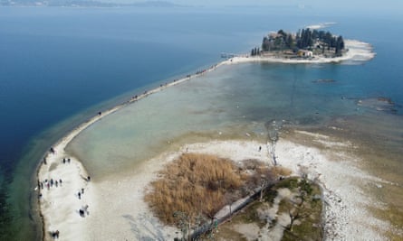 "Très précaire": l'Europe fait face à une crise de l'eau croissante alors que la sécheresse hivernale s'aggrave | L'Europe 1 L'île de San Biagio dans le lac de Garde est désormais accessible à pied en raison de la baisse du niveau du lac de 70 cm.