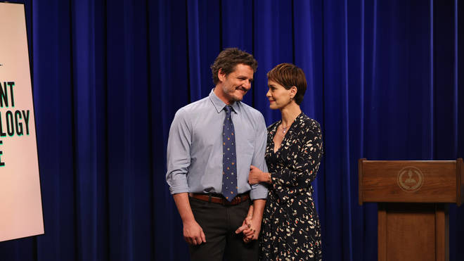 Sarah Paulson a donné à Pedro Pascal sa récompense d'acteur alors qu'il était un acteur en difficulté 4 Sarah Paulson a rejoint Pedro Pascal alors qu'il animait SNL