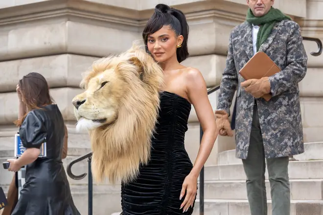Kylie Jenner parle de la chirurgie plastique qu'elle a subie sur son visage 4 Schiaparelli : Outside Arrivals - Haute Couture Printemps Été 2023