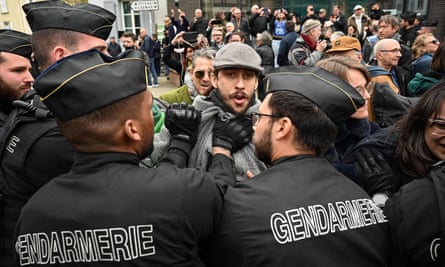 Frapper des casseroles ne fera pas avancer la France, dit Macron | Emmanuel Macron 2 Les gendarmes repoussent les manifestants lors d'une manifestation contre la visite de Macron à Muttersholtz, dans l'est de la France