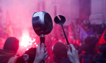 La longue histoire de protester avec des casseroles et des poêles | France 2 Des manifestants participent à un concert de casseroles pour protester contre le discours télévisé du président français Emmanuel Macron à la nation le 17 avril 2023.