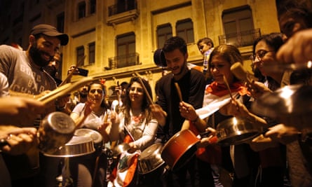 La longue histoire de protester avec des casseroles et des poêles | France 3 Des manifestants anti-gouvernementaux ont battu des cuillères contre des casseroles et des poêles, lors des manifestations en cours contre le gouvernement libanais, à Beyrouth, au Liban, le mercredi 6 novembre 2019.