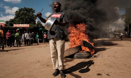 La longue histoire de protester avec des casseroles et des poêles | France 4 Un manifestant frappe un pot vide dans la rue lors d'un rassemblement de masse appelé par le chef de l'opposition Raila Odinga qui prétend que la dernière élection présidentielle kenyane lui a été volée et blâme le gouvernement pour la hausse du coût de la vie à Kibera, Nairobi, le 27 mars 2023.