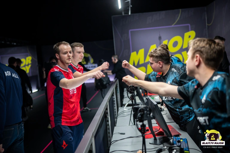 Les fans de CS:GO sont convaincus qu'Astralis aurait dû laisser tomber un joueur au lieu de Xyp9x 2 Les fans de CS:GO sont convaincus qu'Astralis aurait dû laisser tomber un joueur au lieu de Xyp9x - 1