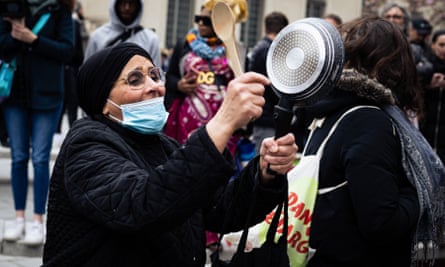 Frapper des casseroles ne fera pas avancer la France, dit Macron | Emmanuel Macron 1 Une femme frappe une casserole lors d'une manifestation à Saint-Denis, Paris