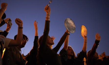 La longue histoire de protester avec des casseroles et des poêles | France 1 Les manifestants crient lors du concert pot contre le discours de Macron à Toulouse