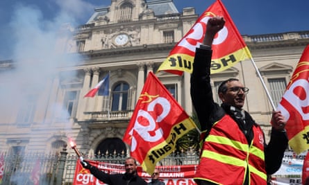 La police anti-émeute déployée devant un tribunal français alors qu'elle se prépare à statuer sur les modifications des retraites | France 1 Des syndicalistes se mobilisent contre les modifications des retraites de Macron à Montpellier