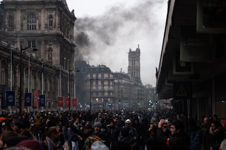 Macron signe des modifications controversées des retraites après des mois de manifestations | France 1 Des milliers de personnes ont protesté après que la Cour constitutionnelle a approuvé les éléments clés des modifications des retraites