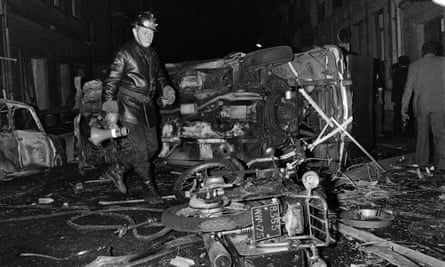 Un professeur canadien reconnu coupable par contumace de l'attentat à la bombe contre une synagogue de Paris en 1980 | France 1 policier et voiture et vélo détruits et débris