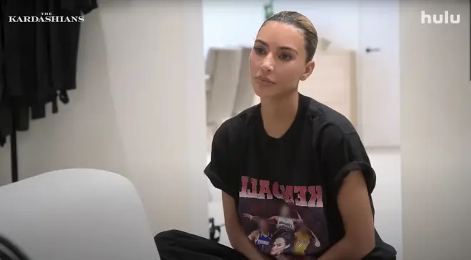 Kim Kardashian rôtit la vie amoureuse de Kendall Jenner avec un t-shirt d'ex-petit ami de la NBA 4 Kim Kardashian porte un t-shirt