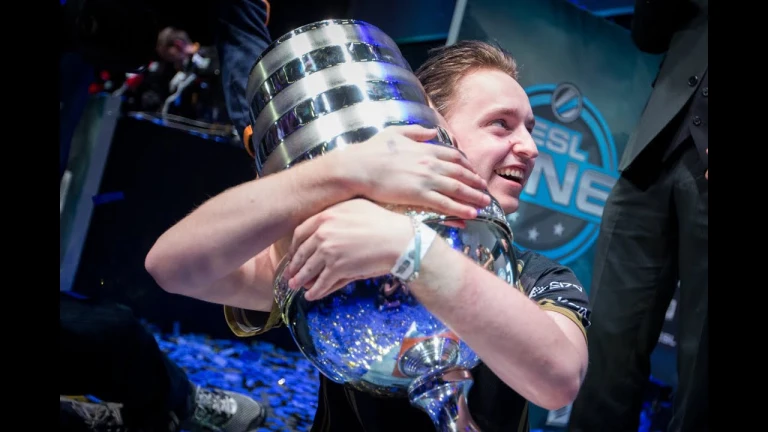 Créer l'histoire de l'esport : une plongée en profondeur dans les 5 meilleures finales majeures CS:GO de tous les temps 2 Créer l'histoire de l'esport : une plongée en profondeur dans les 5 meilleures finales majeures CS:GO de tous les temps - 1