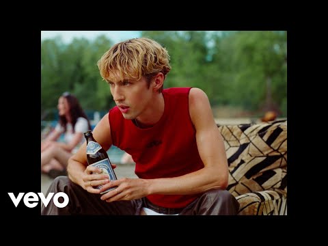 Charli XCX défend Troye Sivan sur le manque de diversité corporelle dans sa vidéo Rush - 3