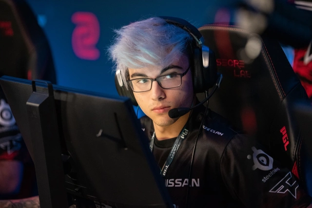 Suivi de la liste en direct de Counter-Strike 2023 | Signatures CS:GO, rumeurs avant la sortie de CS2 5 Twistzz, joueur professionnel de CS:GO, regarde la caméra pendant un tournoi.