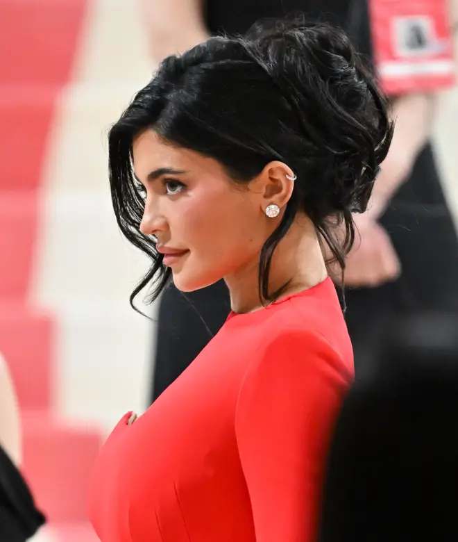 Kylie Jenner appelle ses sœurs pour "se moquer" de ses oreilles quand elle était enfant 4 Kylie Jenner dit qu'elle n'a jamais porté ses cheveux sur les tapis rouges à cause de ses oreilles