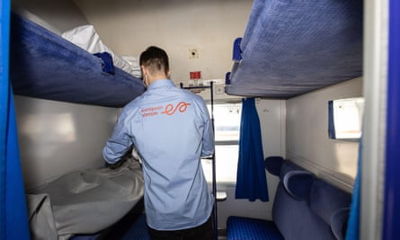 Train de nuit étendu pour relier Bruxelles, Amsterdam et Prague | Transport ferroviaire 1 Member of staff in cabin
