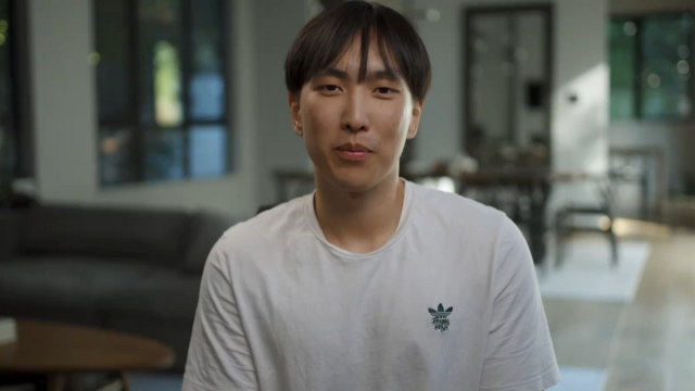 Meilleurs streamers LoL en 2023 6 Doublelift s’exprimant devant la caméra avec une expression sévère.