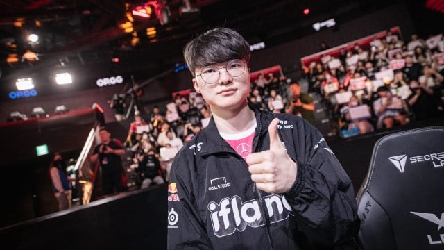 Meilleurs streamers LoL en 2023 10 Le pro de League of Legends, Faker, lève le pouce devant la caméra après avoir remporté un match LCK.