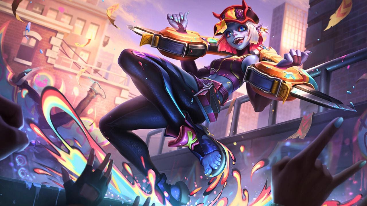 Fille aux cheveux argentés brandissant des armes dans un monde coloré de League of Legends